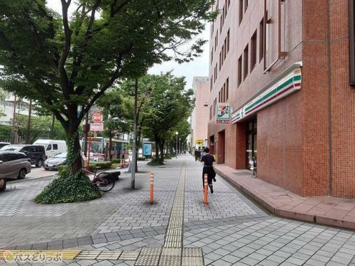 右手にセブン-イレブン 博多蔵本店