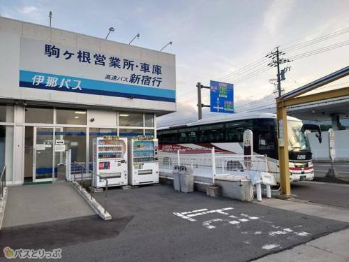 伊那バス駒ヶ根車庫から出発
