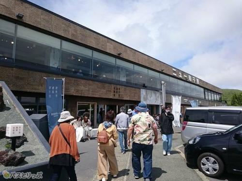 レストランにカフェ、売店があります