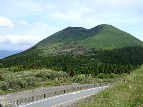 北東には大きな火口がある杵島岳