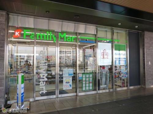 駅のファミリーマートは改札外・内どちらにもあり