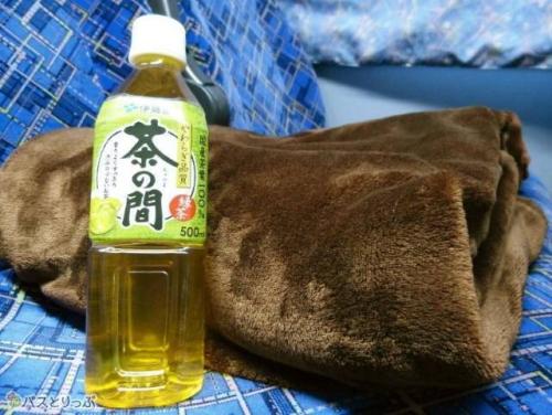 折りたたむとわかるボリュームはペットボトルと比較するとこのくらい