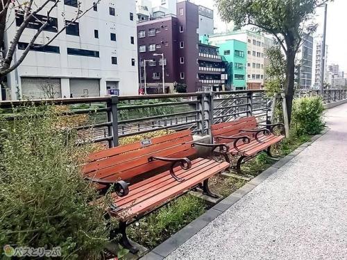 「ソラマチひろば」周辺のベンチ