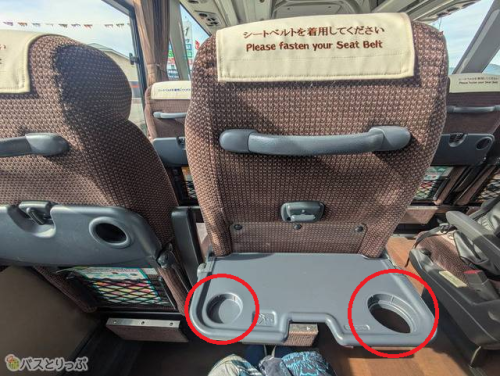 左は紙コップ、右はペットボトル用