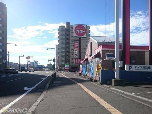 ガスト 札幌福住店前を直進