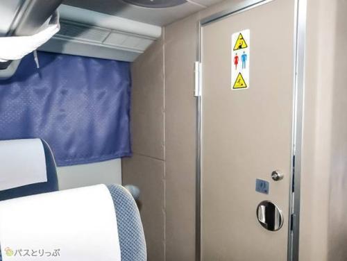 トイレ位置は座席後方