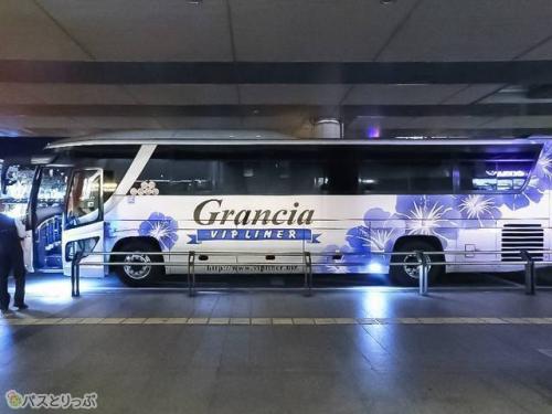 白にグランシアのロゴ+青いハイビスカス