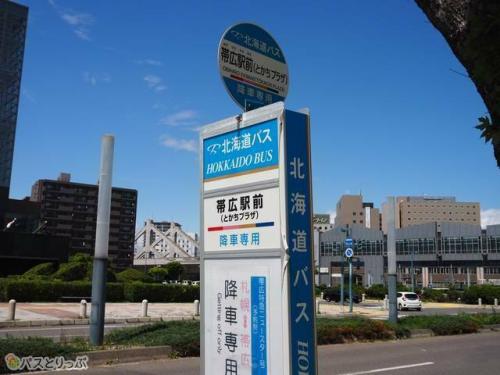 道路の向かいにあるバス停は降車専用.JPG
