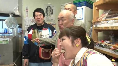薩摩しぼりを頬張る一行