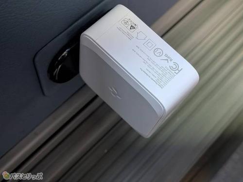 差し込み口にプラグがしっかりと固定され充電準備完了