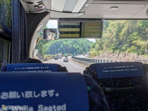 渋滞もなくスムーズにバスは走ります