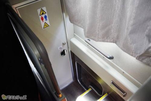 車内トイレは車内中央あたりに