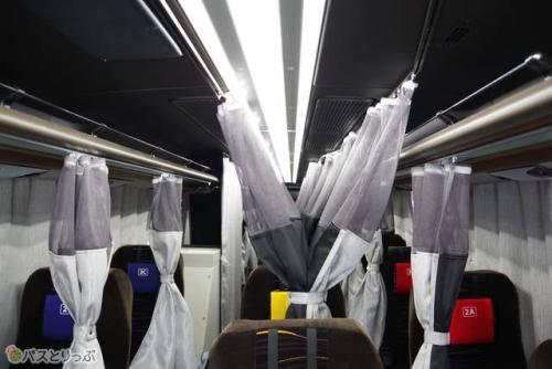 プライベートカーテンが4レーン用意