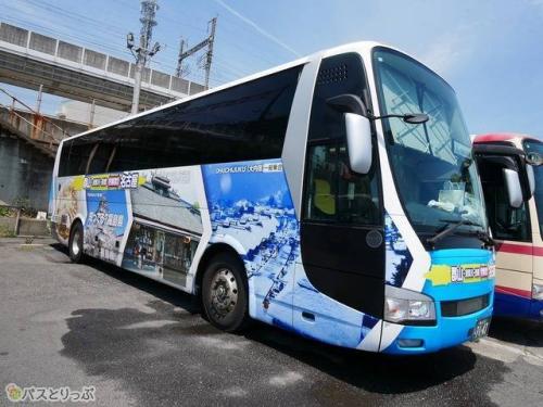 福島の観光スポットが鮮やかに彩られた華やかなラッピング車両