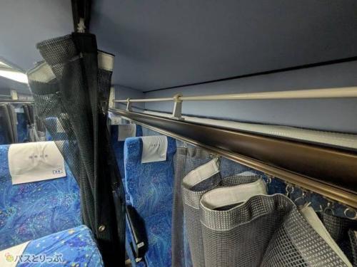 2階は頭上に荷物棚があります