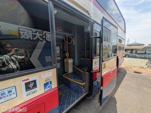 乗車口はバス1階中央