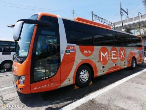 4列シート車両外観（MEXカラー）