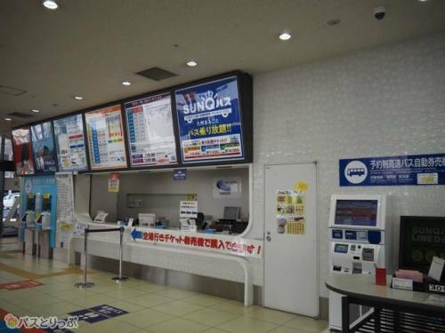 バス窓口と右側には高速バスの券売機.JPG