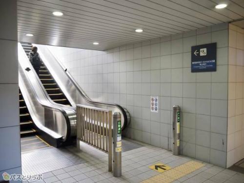 左手にはエスカレーターもあります.JPG