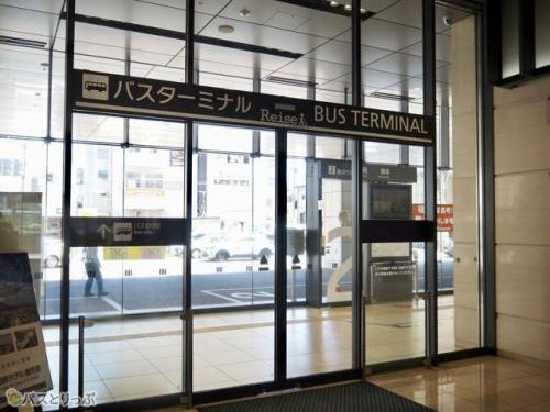 ビルに入るとすぐバスターミナル.JPG