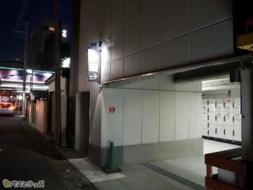 ファミマの裏手にひっそりとロッカーがあります.JPG
