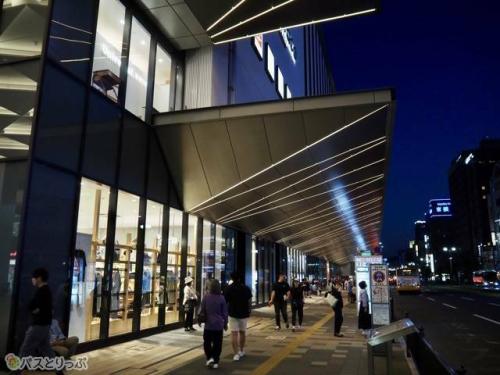 夜のバス停周辺も明るい雰囲気で安心.JPG