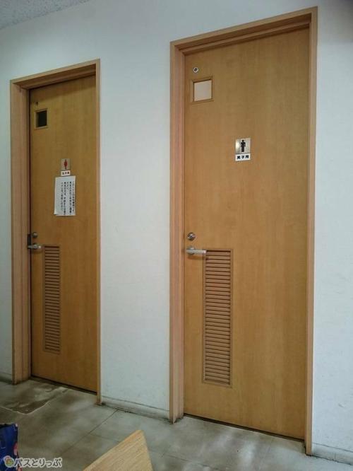 待合室内にトイレがあります