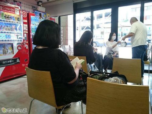 待合室内には自販機