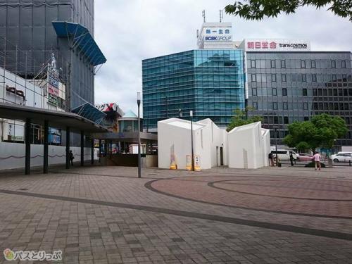 白い建物が公衆トイレ