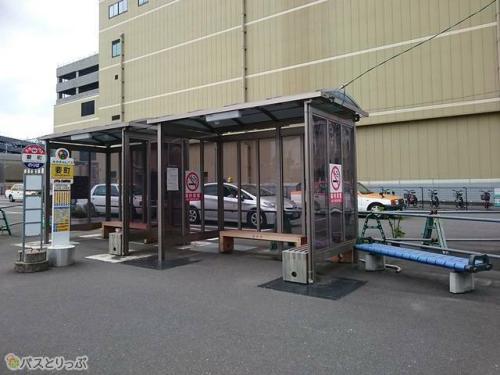要町バス乗り場。ベンチと近くにはトイレがあります