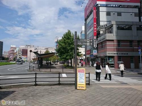 右に進むと要町、まっすぐ進むと中央通り(大分トキハ前)バス乗り場
