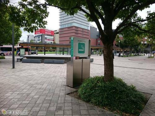 公衆トイレのそばには喫煙所