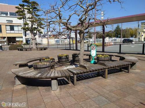 御殿場駅前広場のベンチ