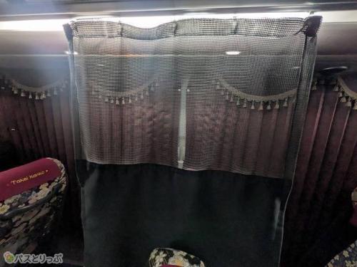 隣の視線が気にならないセパレートカーテン