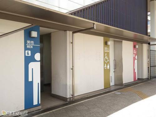 御殿場駅箱根乙女口に出る階段下のトイレ