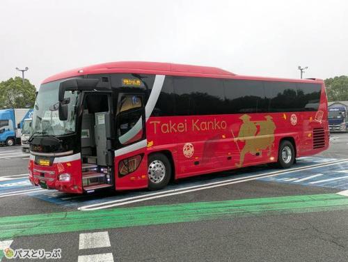 かごたびライナー外観　真っ赤な車体に「駕籠（かご）かき」が描かれています