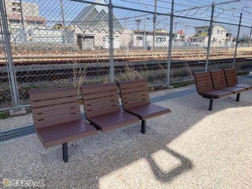 御殿場駅箱根乙女口の階段下にベンチ
