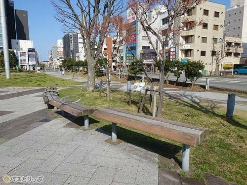 沼津駅北口ロータリーのベンチ