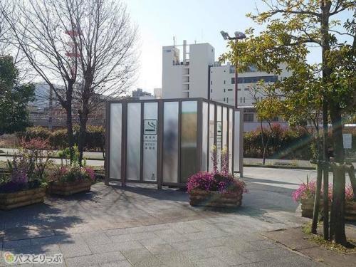 沼津駅北口にある喫煙スペース