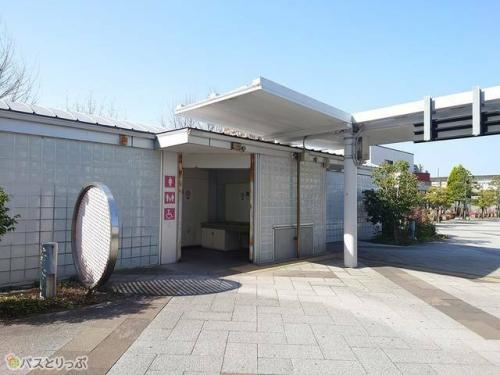 沼津駅北口ロータリーの公衆トイレ