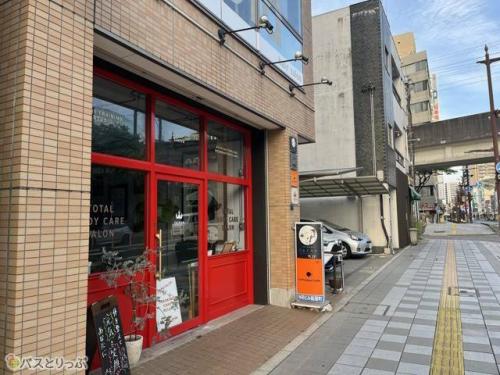 オレンジ色の看板が目印.JPG