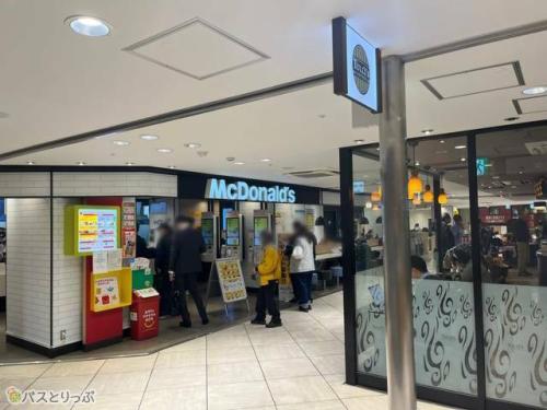 エキマチイースト内のマクドナルドとタリーズ.JPG