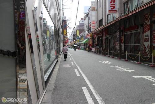 この道を10秒ほど歩く.JPG