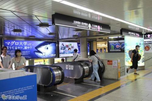 近鉄電車・阪神電車・千日前線はエスカレーターで下へ
