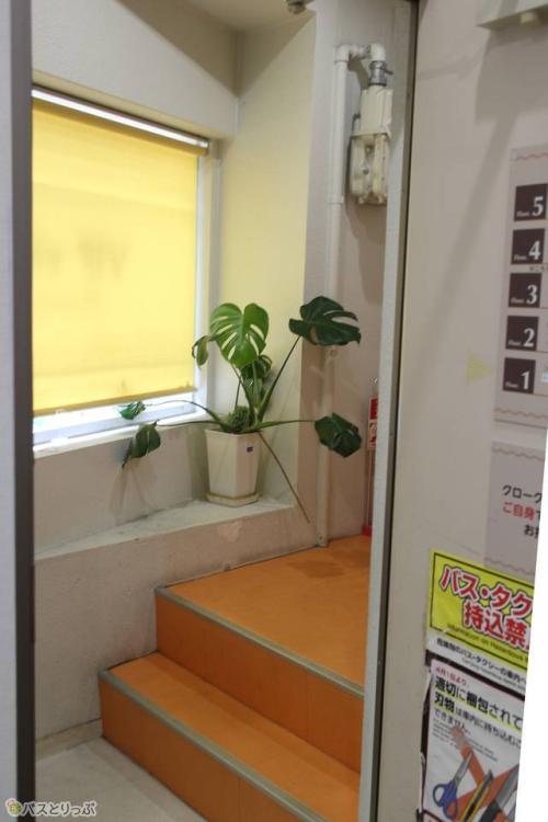 階段で上の階へ