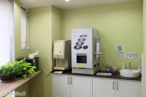 電子レンジ・ドリンクバー・お味噌汁.JPG