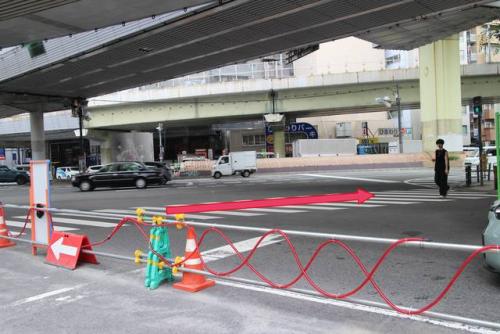 横断歩道を渡る.jpg