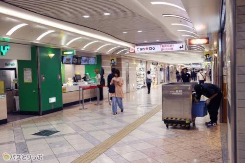 地下に入って右側へ.jpg