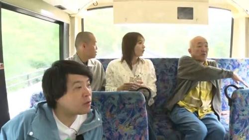 渓谷を走るバス車内