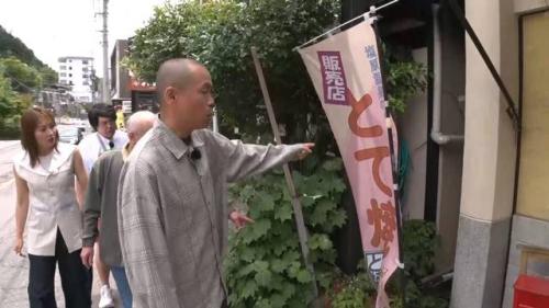 温泉郷を歩く一行